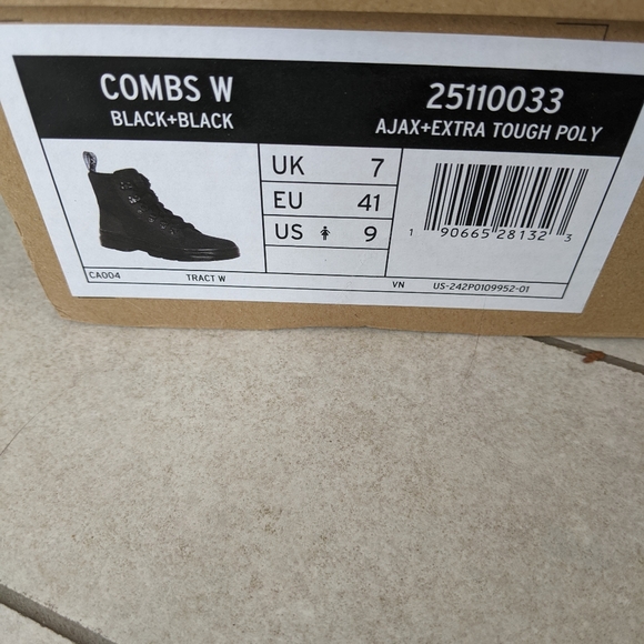 BNWT Dr. Martens Combs Boots - Picture 3 of 6